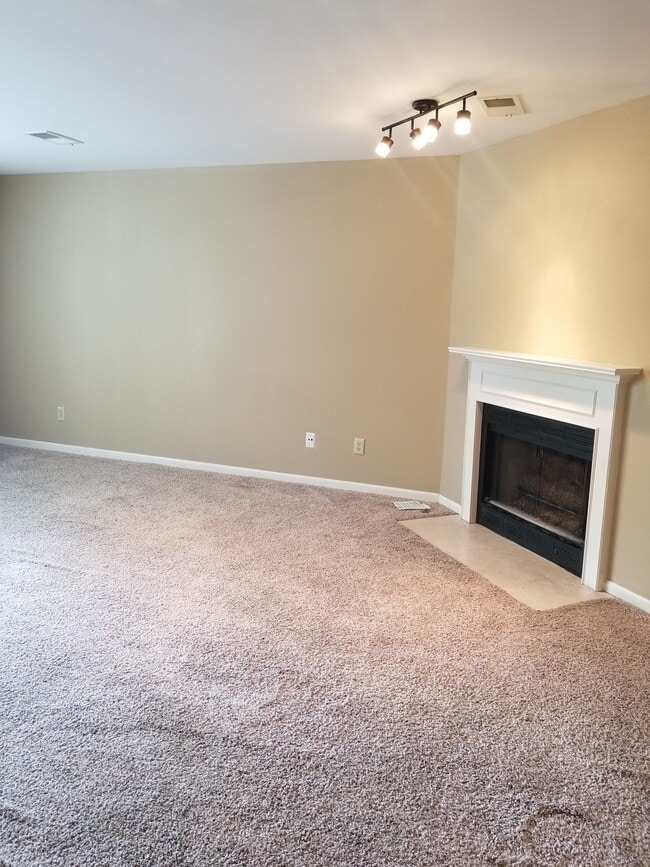 Building Photo - 207 Pepper Ridge Cir