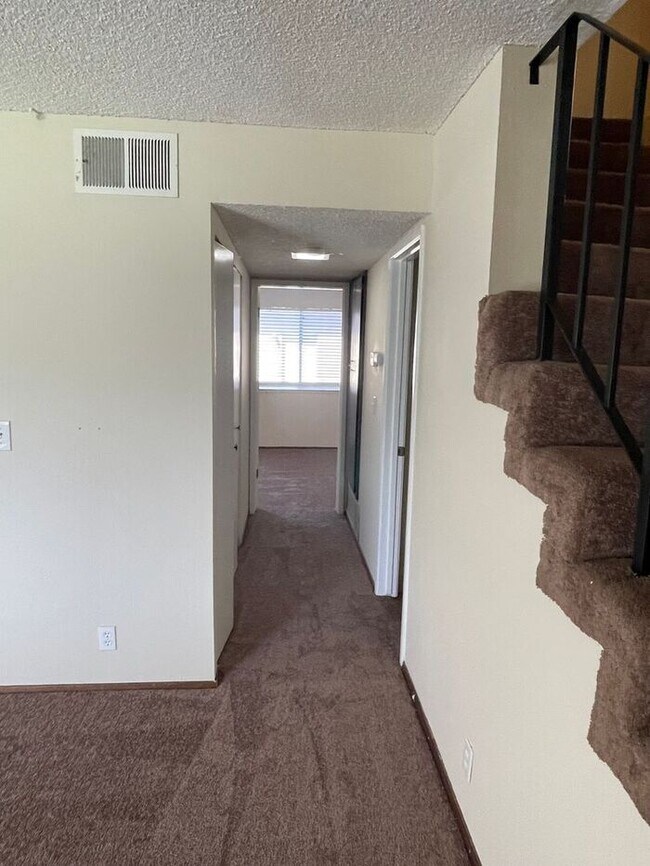 Building Photo - Amazing 3 Bedroom 1.5 Bath
