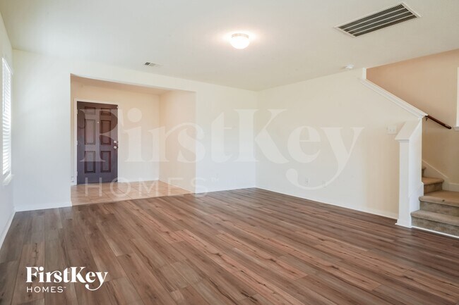 Foto del edificio - 16603 Live Oak Canyon Dr