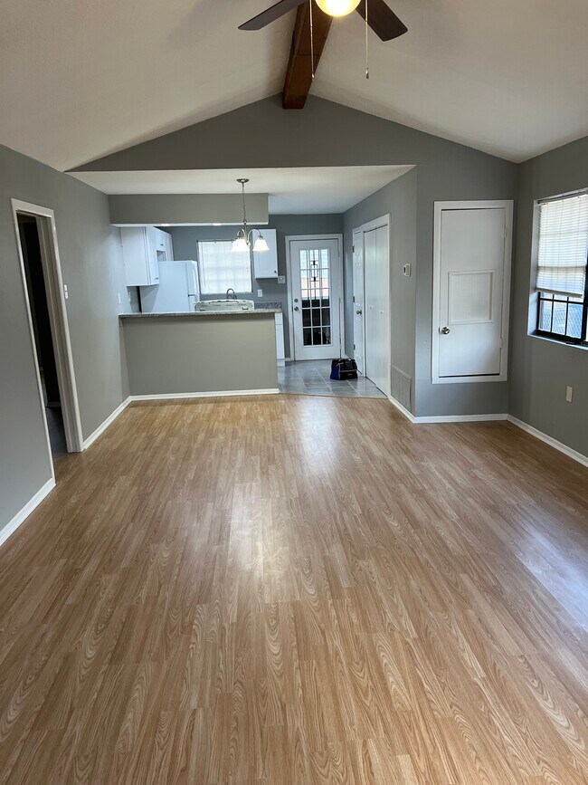 Building Photo - 306 Spaatz St