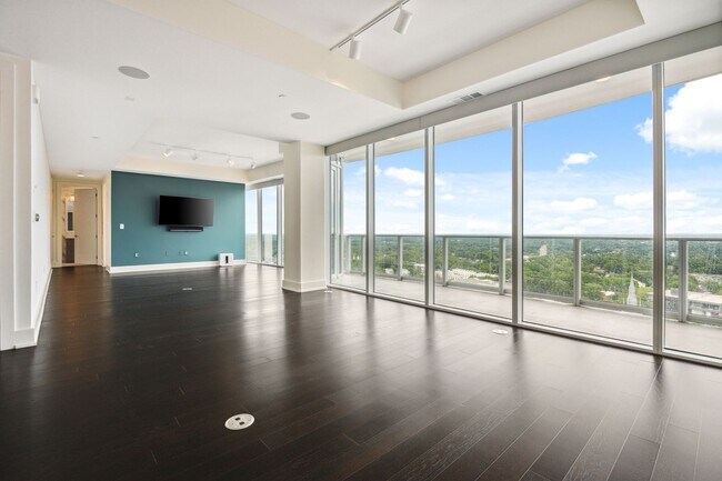 Building Photo - Stunning Downtown Durham Condo with Panora...