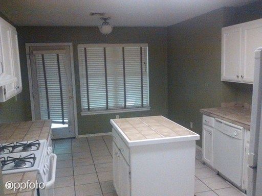 Building Photo - 601 Coopers Hawk Dr