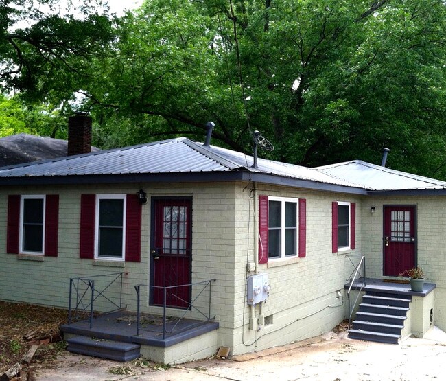 Exterior del edificio; Apartamento B es la puerta a la derecha - 2027 Oakview Rd SE