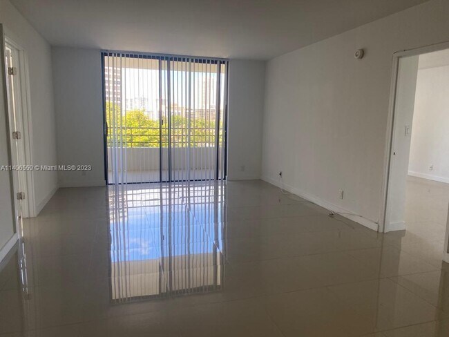 Foto del edificio - 500 Three Islands Boulevard