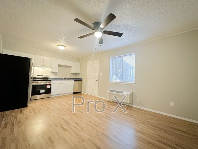 Foto del edificio - 1045 Happy Hollow Rd