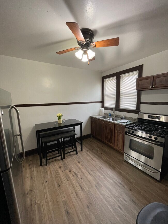 Foto del edificio - 1219 N Laramie Ave