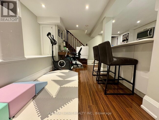 Building Photo - 912 Royal York Rd