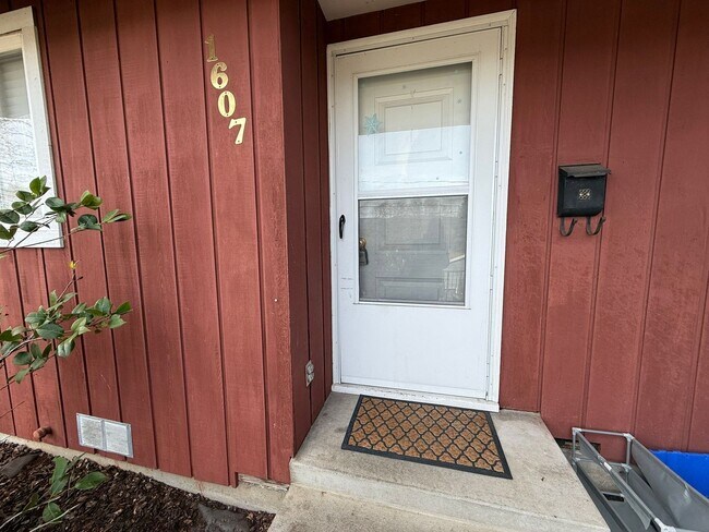 Building Photo - 376-25 (1605 &amp; 1607)