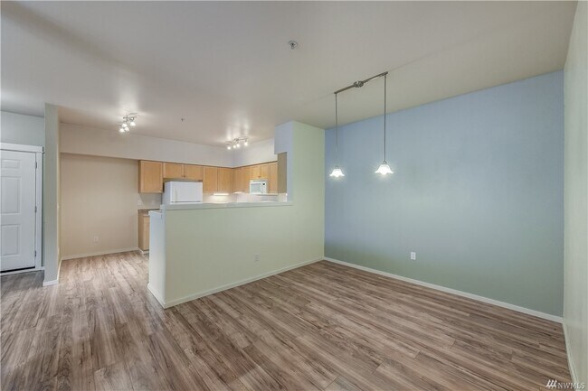 Building Photo - Spacious and Updated Condo with Garage in ...