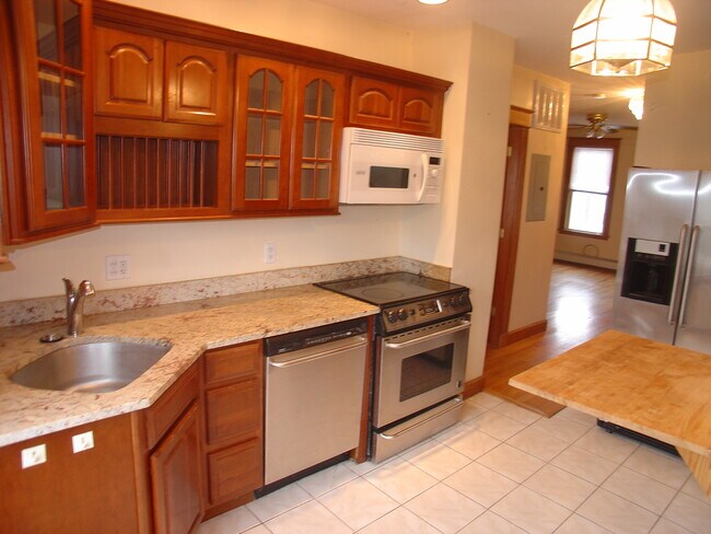 Foto del edificio - 527 E 3rd St