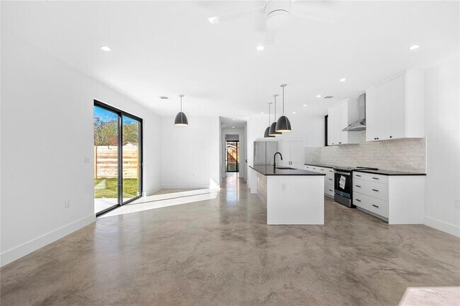 Foto del edificio - 2101 Thrasher Ln