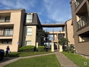 Building Photo - 206 Plaza Verde Dr