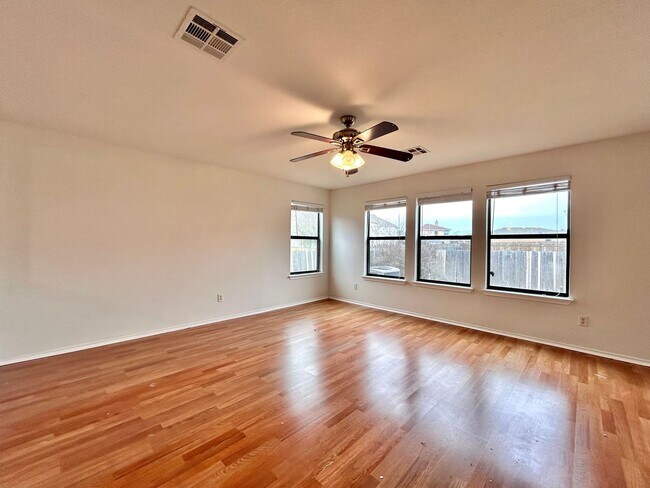 Foto del edificio - 2417 McCook Dr