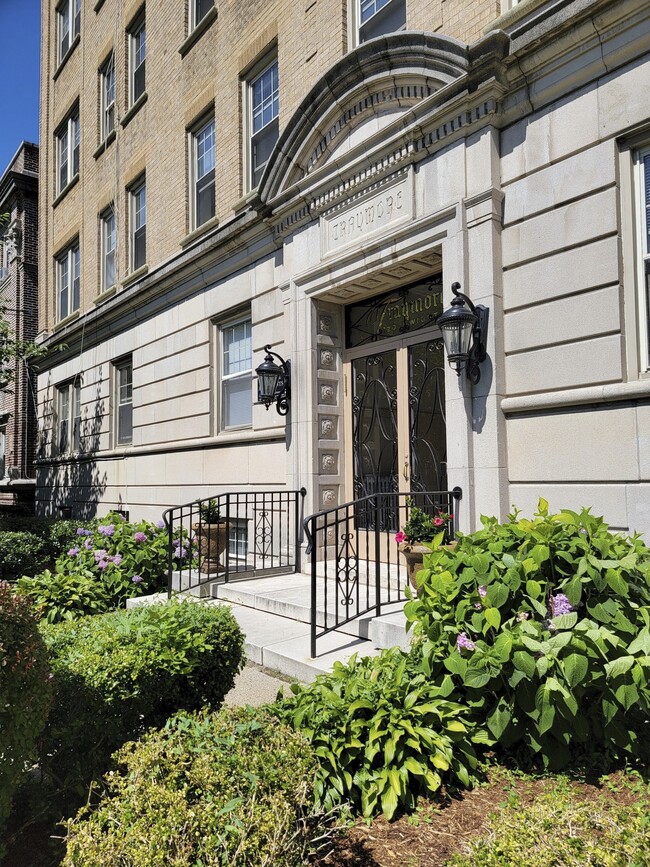 Building Photo - Traymore at Dwight