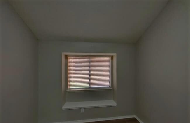 Building Photo - MOVE IN READY