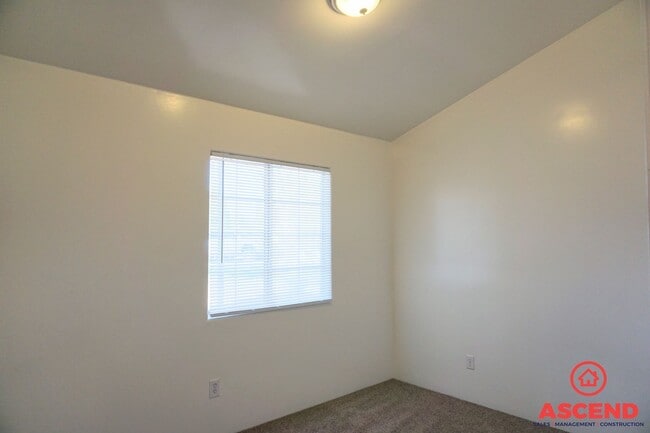 Building Photo - Spacious 3BD/2BA Home on a Large Lot in Bakersfield — Covered Patio, Garage & Pets Welcome!