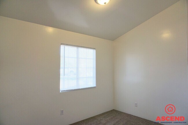 Foto del edificio - Spacious 3BD/2BA Home on a Large Lot in Bakersfield — Covered Patio, Garage & Pets Welcome!