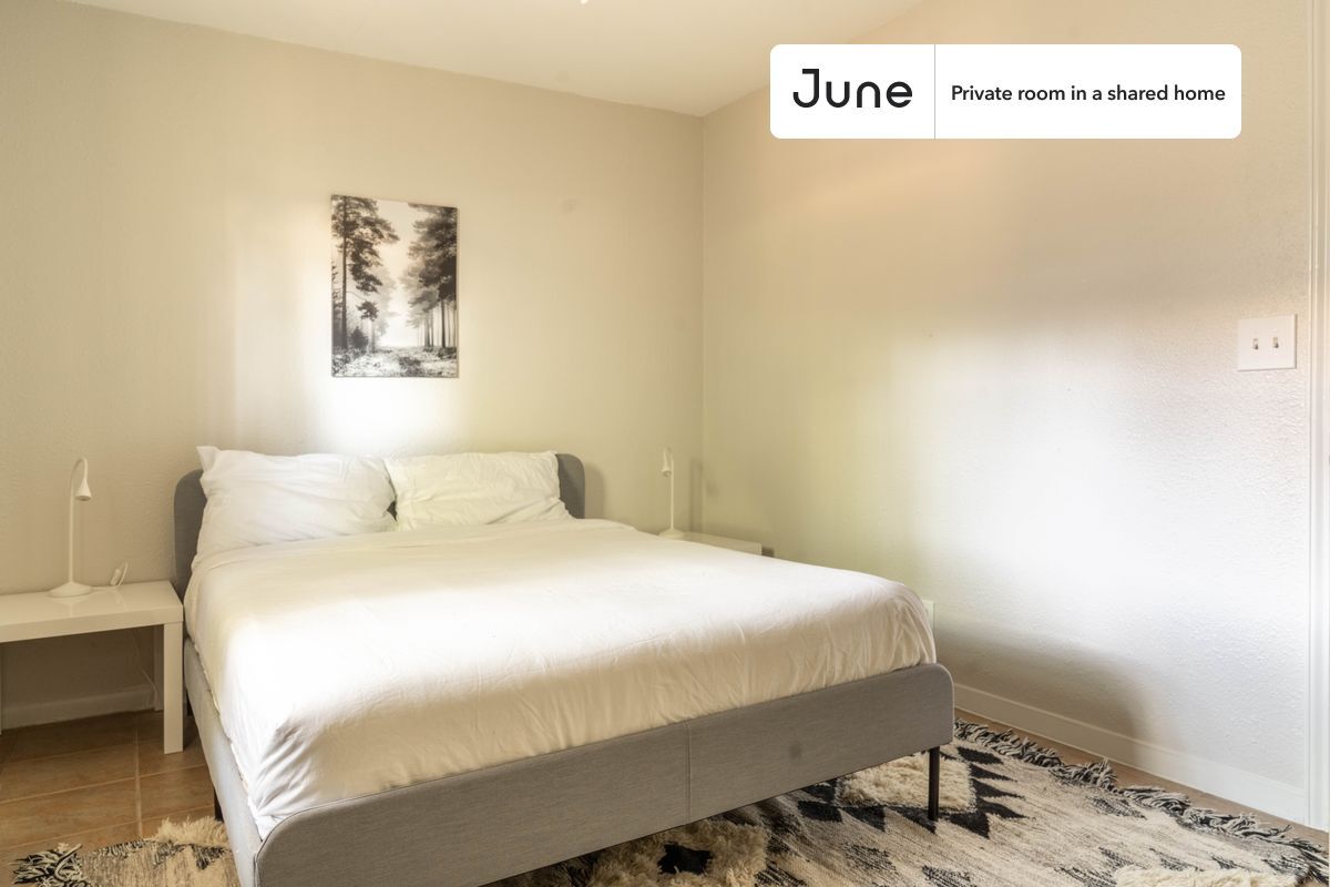 Primary Photo - Private bedroom in 3 bed/2 bath Home