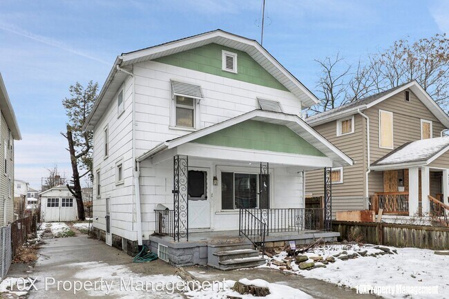 Foto del edificio - 4 br, 1.5 bath House - 563 S Burgess Avenue