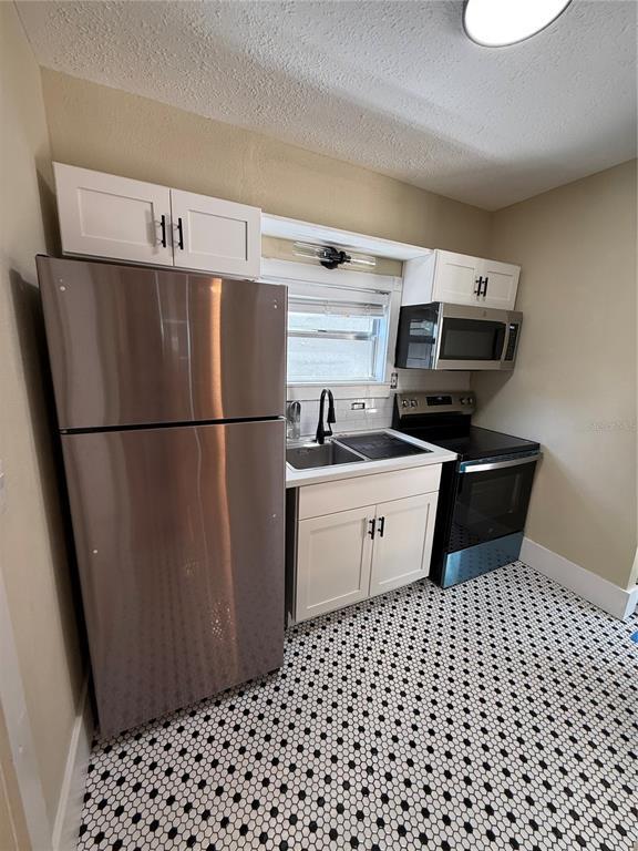 Building Photo - 3003 W Palmira Ave