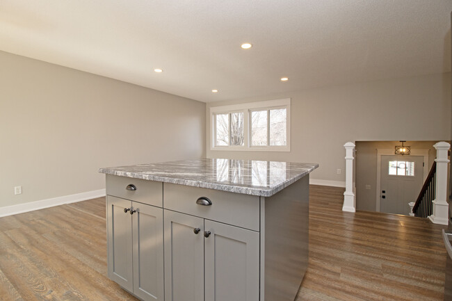 Foto del edificio - 6082 Kalland Cir NE