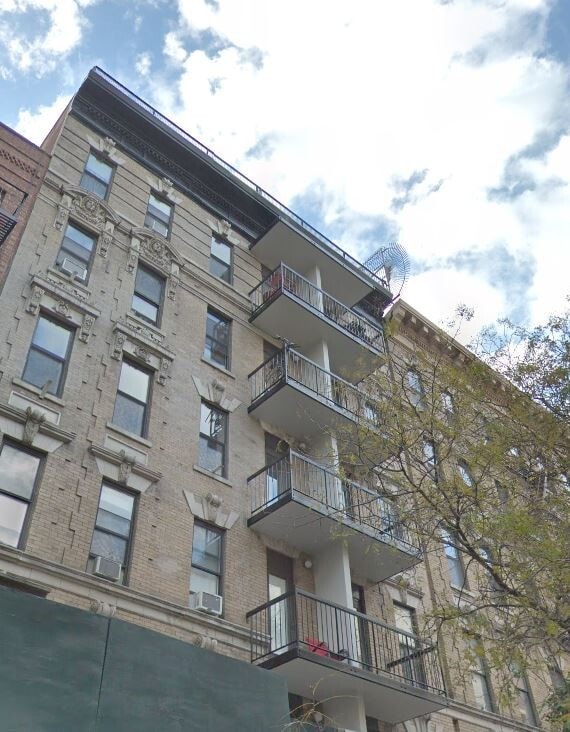 Building Photo - 226 E 25th St