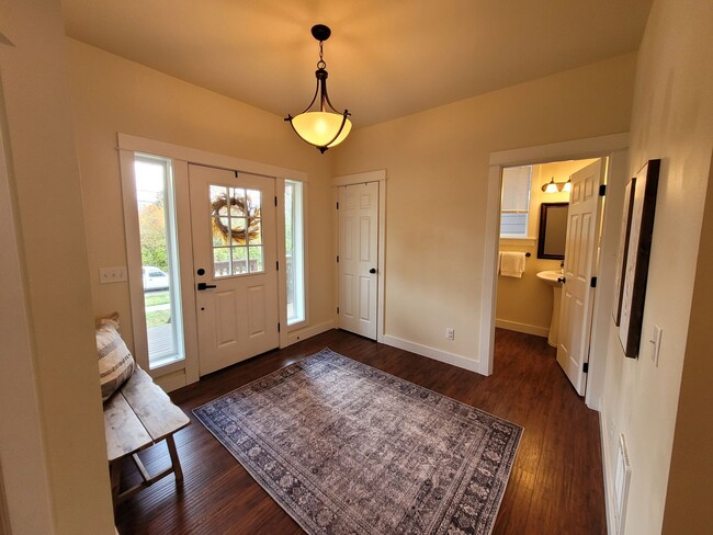 Building Photo - Spacious Home with Beautiful Finishes in B...