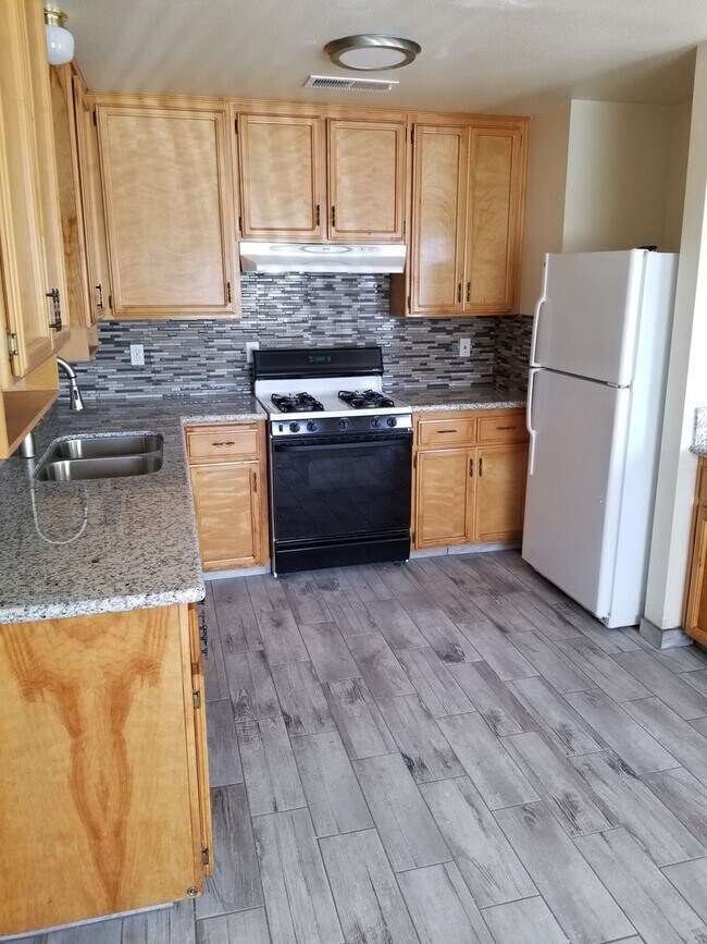 Foto del edificio - 2 Br 1 Ba available Now