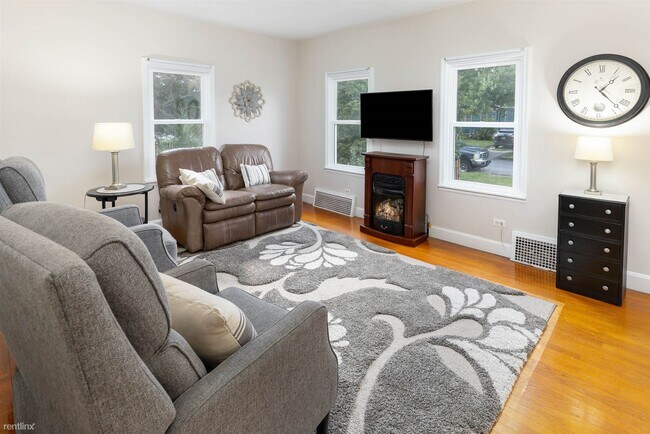 Building Photo - 3 br, 1 bath House - 6633 Van Buren Avenue...