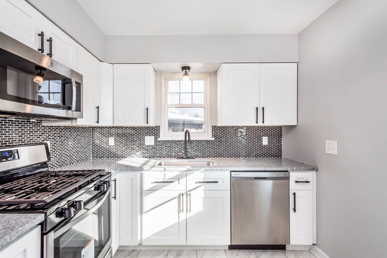 Foto principal - Charming 4 bedroom home in Pittsburgh avai...