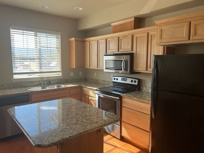 Building Photo - 3 LEVEL CONDO W/ UPGRADES, GARAGE/ FENCED ...