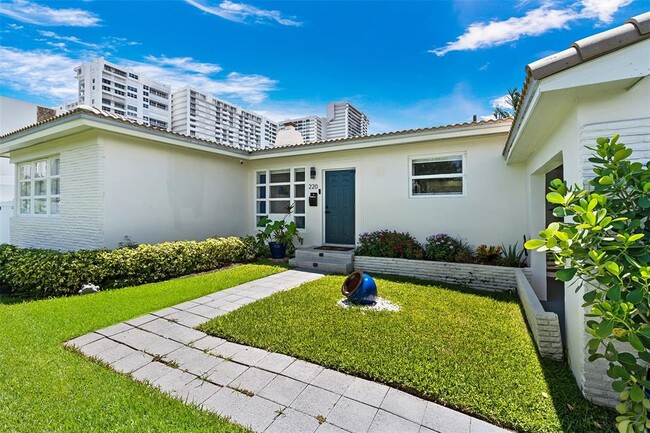 Building Photo - 220 Codrington Dr