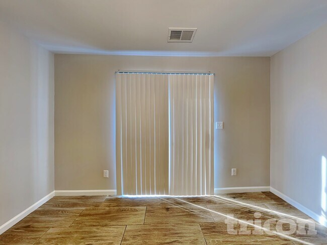 Foto del edificio - 8144 Rosberg Ln
