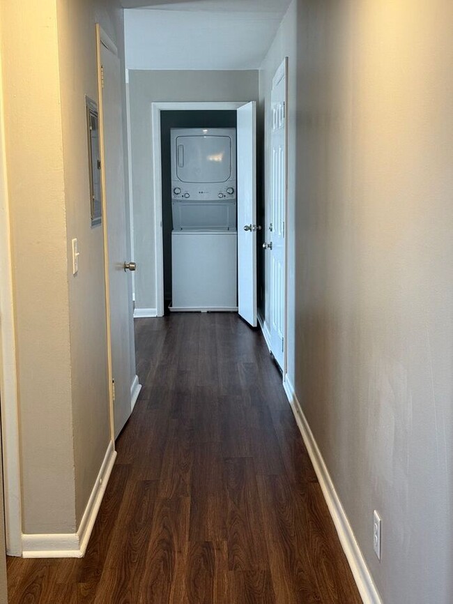 Building Photo - 2 Bedroom Unit was recently renovated. Liv...