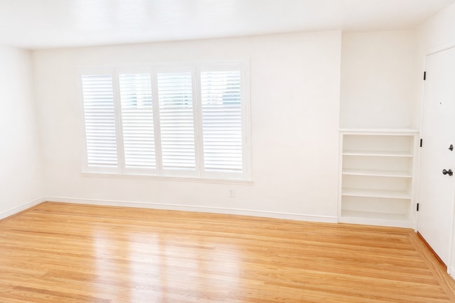 Building Photo - 216 Paramount Dr