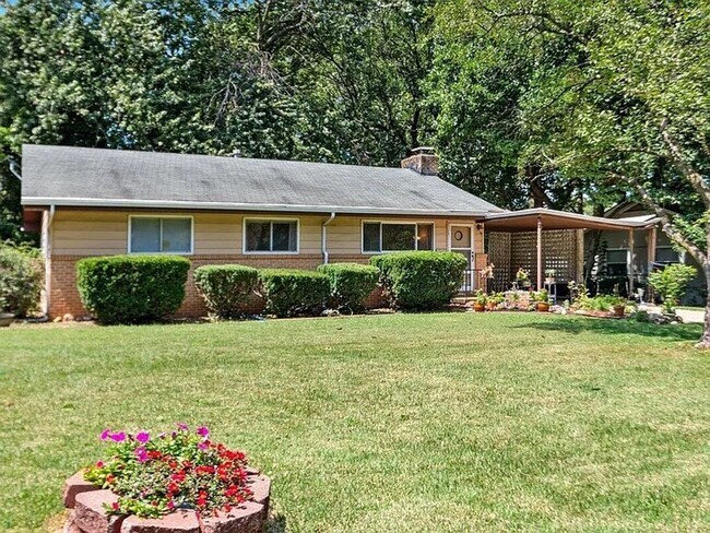 Foto del edificio - 3 Bed 1 Bath 1 Carport Fenced in Backyard!