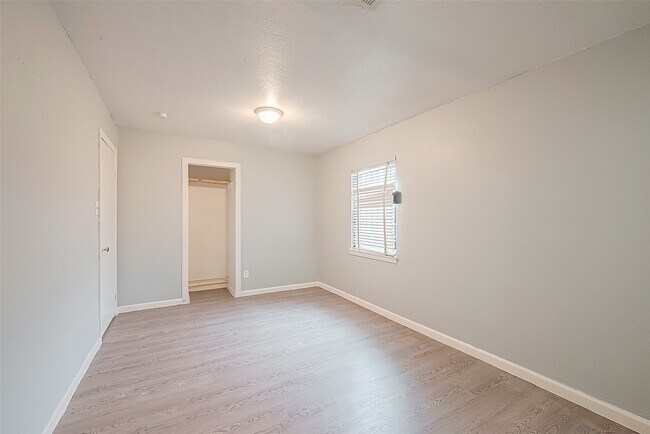 Foto del edificio - 9302 Fairland Dr