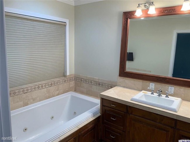Building Photo - 4 br, 3.5 bath House - 4181 Chevy Chase Dr