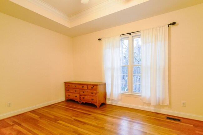 Building Photo - AVAILABLE NOW! $500 rent credit for April!...