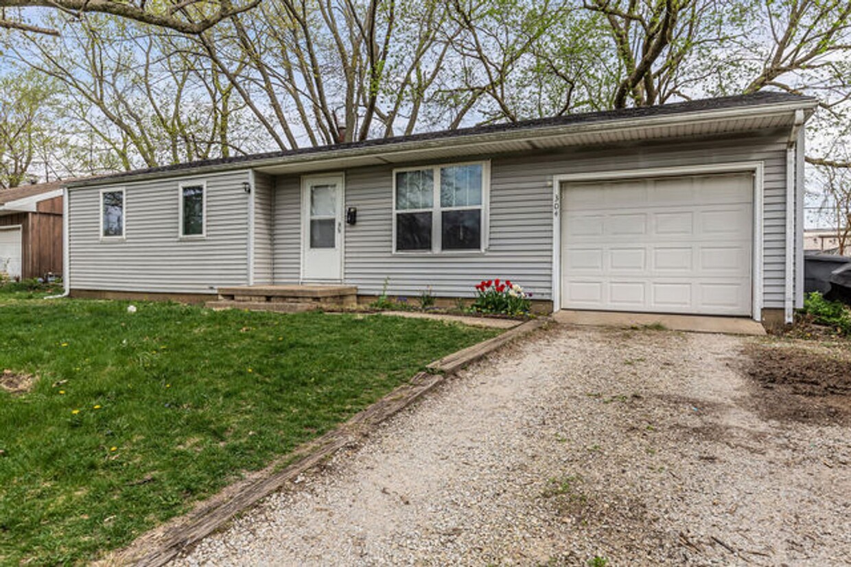 Foto principal - Ranch home in Champaign - Available 12/01/...