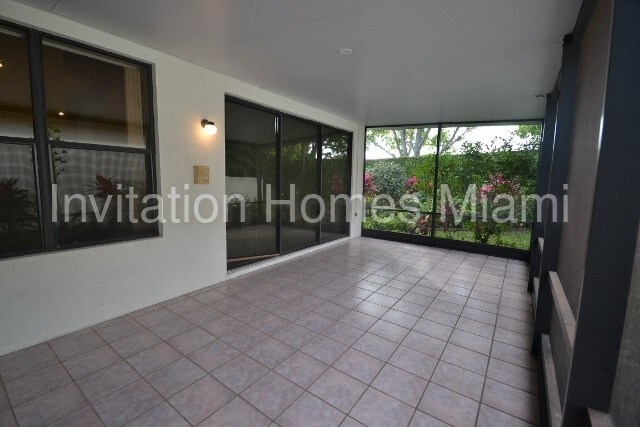 Foto del edificio - 10213 Lexington Lakes Blvd N