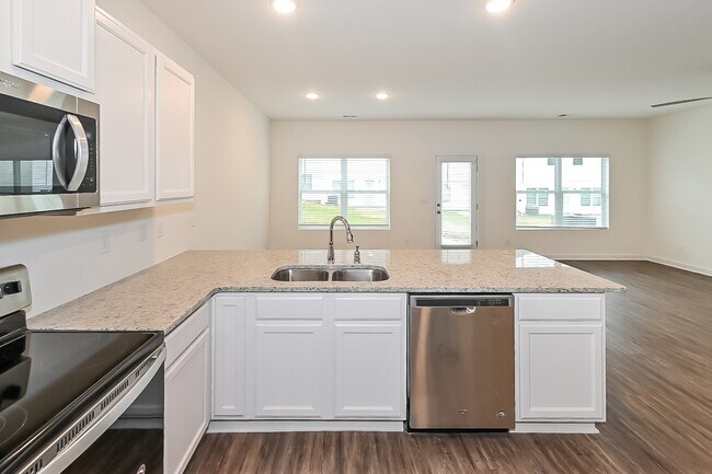 Building Photo - 132 The Heights Dr