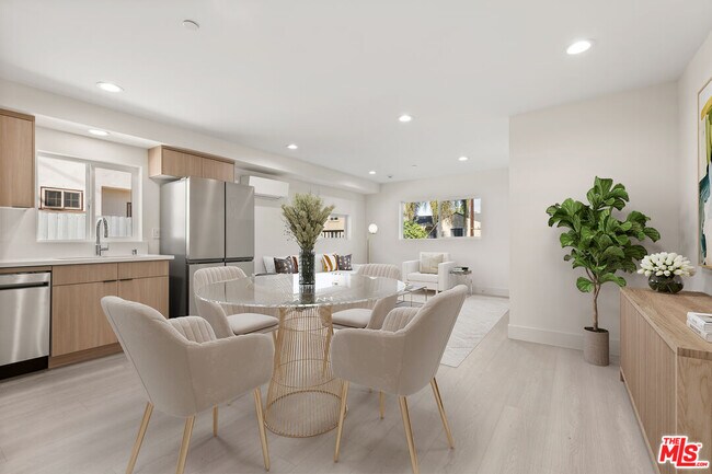 Foto del edificio - 6943 Simpson Ave