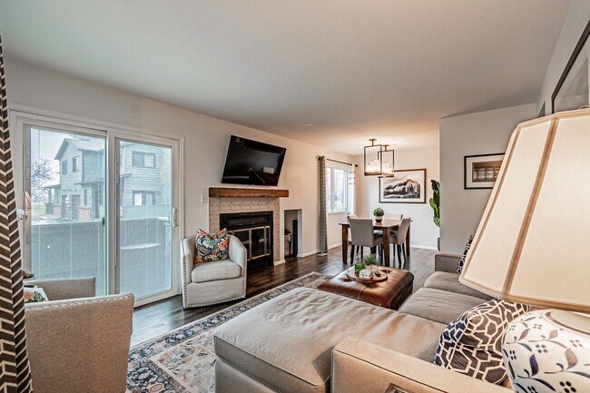 Foto del edificio - Spacious 3BD, 3BA Lakewood Townhome with Finished Basement and 1-Car Garage