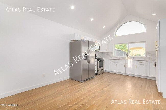 Building Photo - WOW, This one is a show stopper! 2 Bed / 2...