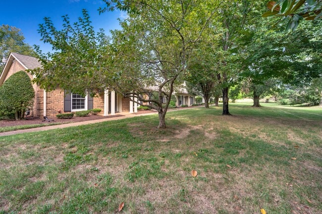 Building Photo - 225 Boxwood Dr
