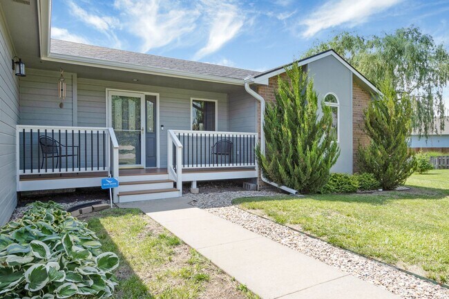 Building Photo - Large Family home For rent!