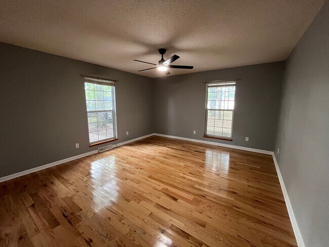 Building Photo - 3 Bedrooms, 2 Bathrooms - Home in Armuchee!!
