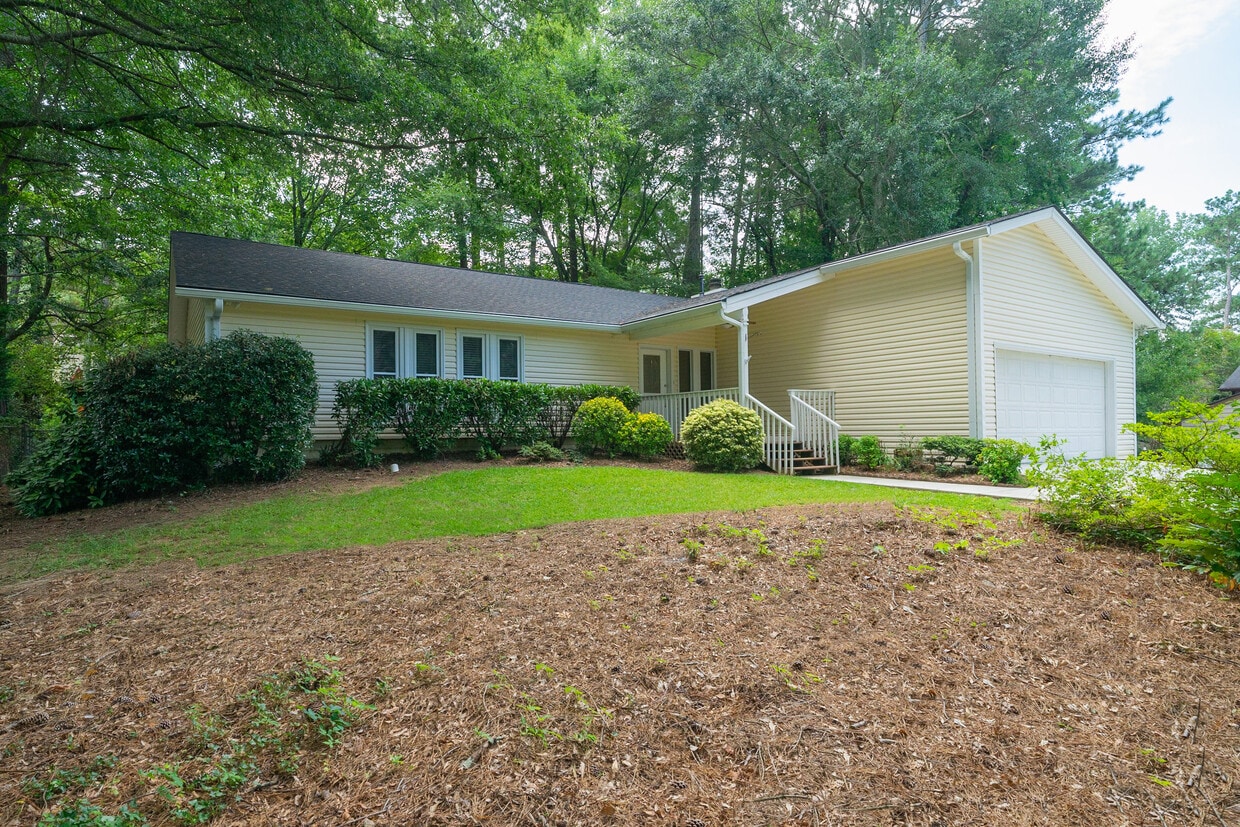 Photo - 170 Cedar Trace (Roswell, GA)