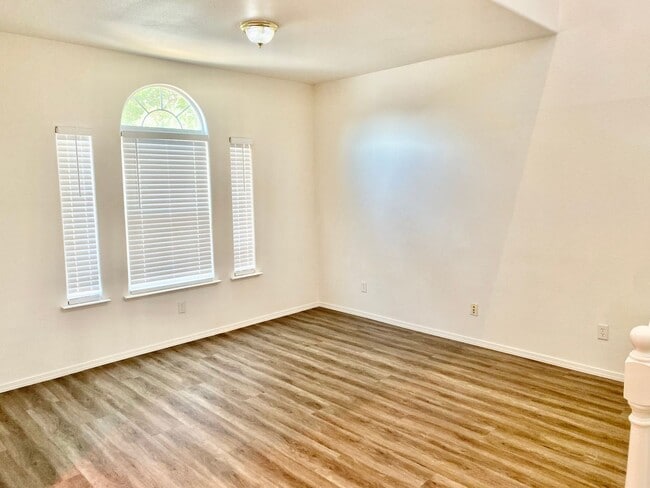Building Photo - Spacious 4/2.5 off Fig Garden Loop